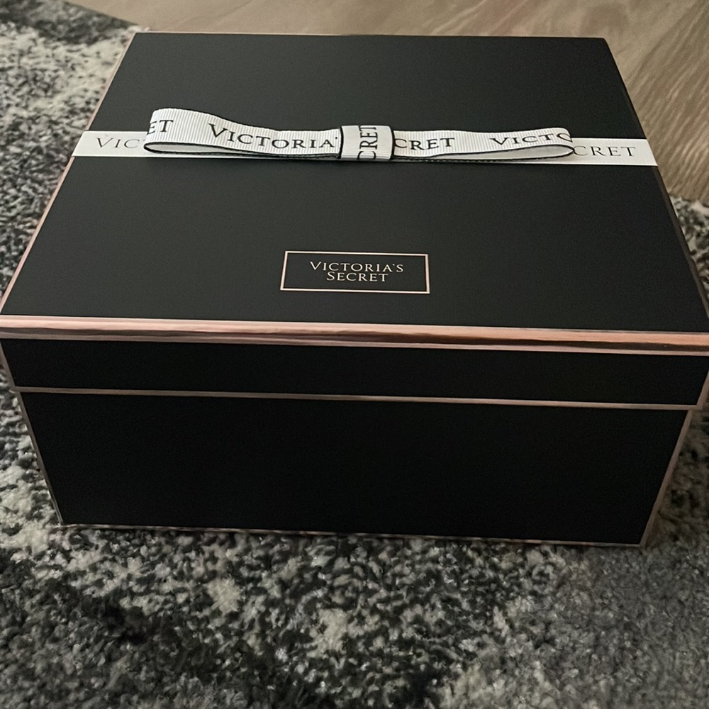 VICTORIA’S SECRET EMPTY GIFT BOX (never used)Collapsible with magnetic closure
